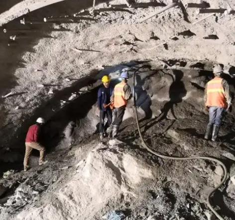 武隆隧道拱顶带模注浆料，微膨胀注浆料的特点及施工工艺